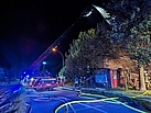 Die Freiwillige Feuerwehr löscht das im Vollbrand stehende Wohnhaus (Foto: Blaulichtreport HS)